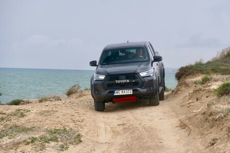 Od pierwszego Land Cruisera do elektrycznego bZ4X. Ponad 70 lat napędów 4x4 w samochodach Toyoty