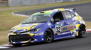 Akio Toyoda versenypályán teszteli a hidrogénhajtású belsőégésű motorral hajtott Corollát