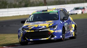 Akio Toyoda versenypályán teszteli a hidrogénhajtású belsőégésű motorral hajtott Corollát