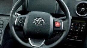 Rynkowy debiut Toyoty JPN Taxi z napędem hybrydowym LPG
