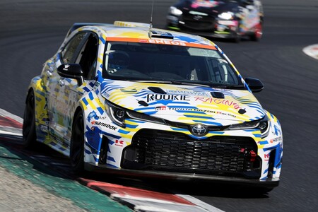 Wodorowa Toyota GR Corolla H2 Concept na torze podczas jubileuszowego weekendu Le Mans 24h