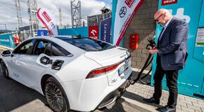 Vedení Mostu bude jezdit ve vodíkové Toyotě Mirai