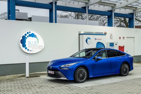 Toyotą Mirai po Berlinie. 200 wodorowych sedanów Toyoty w Uber Comfort Electric