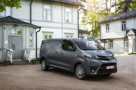 Pół roku wzrostów aut Toyota Professional. PROACE CITY i Hilux dominują w swoich segmentach
