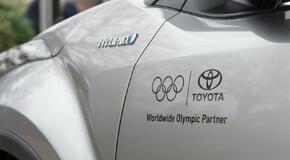 Toyota předala Mezinárodnímu olympijskému výboru první hybridní vozy 