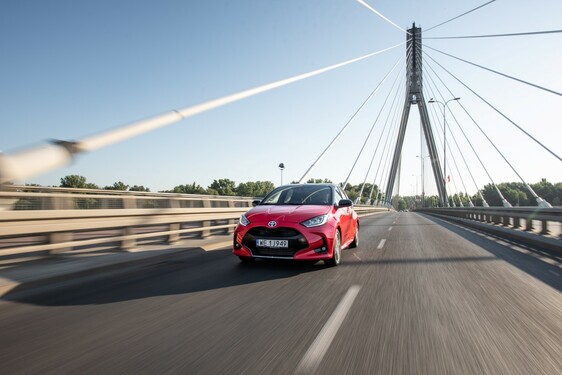 Yaris Hybrid na rynku od 10 lat. Pierwsze w Europie hybrydowe auto miejskie zwiększyło sprzedaż 17,5-krotnie