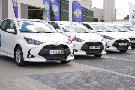 OSM Łowicz elektryfikuje flotę z Toyotą. Hybrydowe Yarisy pomogą obniżyć koszty