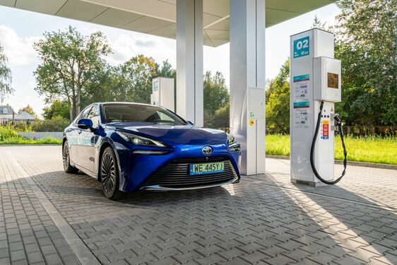 Wodorową Toyotę Mirai zatankujesz w Warszawie. 650 km zasięgu w samochodzie, który oczyszcza powietrze