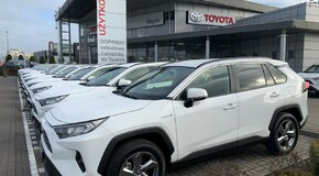 Toyota dostarczyła 21 hybrydowych SUV-ów Portom Lotniczym