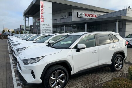 Toyota dostarczyła 21 hybrydowych SUV-ów Portom Lotniczym