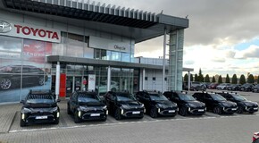 Toyota dostarczyła 21 hybrydowych SUV-ów Portom Lotniczym