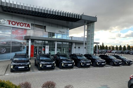 Toyota dostarczyła 21 hybrydowych SUV-ów Portom Lotniczym