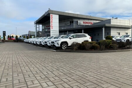 Toyota dostarczyła 21 hybrydowych SUV-ów Portom Lotniczym