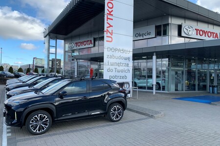 Toyota dostarczyła 21 hybrydowych SUV-ów Portom Lotniczym