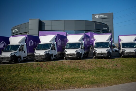 18 Toyot PROACE MAX z zabudową specjalistyczną dołączyło do floty firmy logistycznej STOR-AGE
