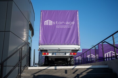 18 Toyot PROACE MAX z zabudową specjalistyczną dołączyło do floty firmy logistycznej STOR-AGE