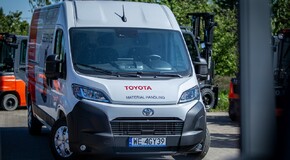 Toyoty PROACE MAX z zabudową serwisową we flocie Toyota Material Handling