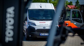 Toyoty PROACE MAX z zabudową serwisową we flocie Toyota Material Handling