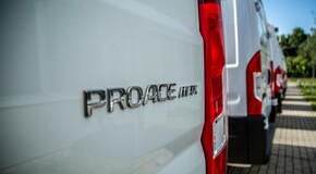 Toyoty PROACE MAX z zabudową serwisową we flocie Toyota Material Handling
