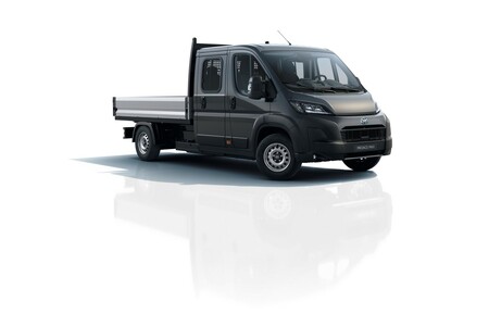 Pierwsi klienci już odbierają Toyoty PROACE MAX z nadwoziami skrzynia oraz wywrotka