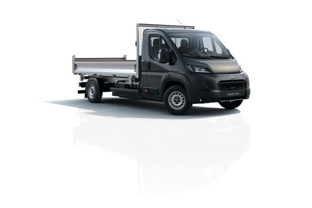 Pierwsi klienci już odbierają Toyoty PROACE MAX z nadwoziami skrzynia oraz wywrotka
