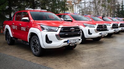 Toyoty Hilux dla straży pożarnej. Dziesięć samochodów rozpoczęło już służbę