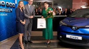 Šťastná řidička: Koupila hybridní Toyotu s pořadovým číslem dva miliony 