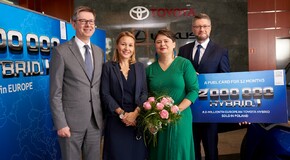  LENGYELORSZÁGBAN TALÁLT GAZDÁRA A KÉTMILLIOMODIK EURÓPAI TOYOTA HIBRID