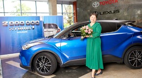 Šťastná řidička: Koupila hybridní Toyotu s pořadovým číslem dva miliony 