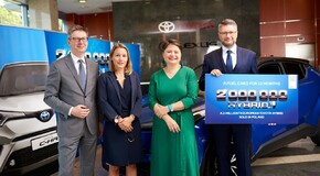 Šťastná řidička: Koupila hybridní Toyotu s pořadovým číslem dva miliony 