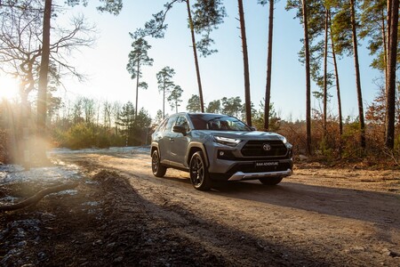 Od pierwszego Land Cruisera do elektrycznego bZ4X. Ponad 70 lat napędów 4x4 w samochodach Toyoty