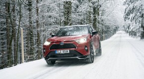 RAV 4 Plug-in - local foto