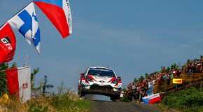 A TOYOTA YARIS WRC KISAJÁTÍTOTTA A DOBOGÓT NÉMETORSZÁGBAN