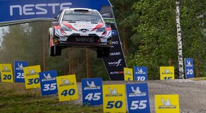 HARMADIK EGYMÁST KÖVETŐ ÉVBEN ARATOTT DUPLA DOBOGÓS GYŐZELMET A TOYOTA A FINN RALLYN