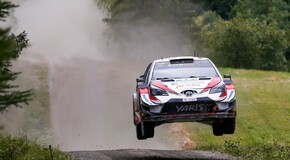 HARMADIK EGYMÁST KÖVETŐ ÉVBEN ARATOTT DUPLA DOBOGÓS GYŐZELMET A TOYOTA A FINN RALLYN