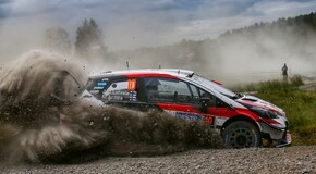 HARMADIK EGYMÁST KÖVETŐ ÉVBEN ARATOTT DUPLA DOBOGÓS GYŐZELMET A TOYOTA A FINN RALLYN