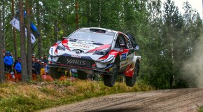 HARMADIK EGYMÁST KÖVETŐ ÉVBEN ARATOTT DUPLA DOBOGÓS GYŐZELMET A TOYOTA A FINN RALLYN