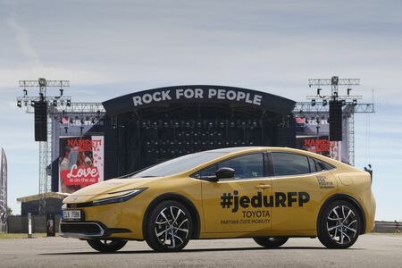Toyota a Rock for People potřetí: Ekologie, plug-in hybridy a nealko bar 