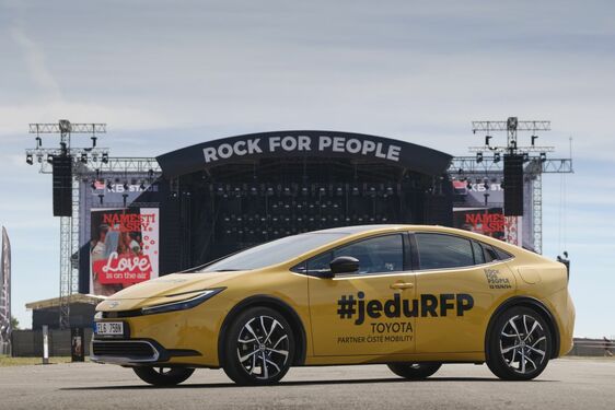 Toyota a Rock for People potřetí: Ekologie, plug-in hybridy a nealko bar 