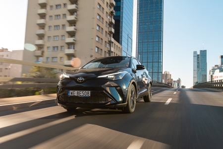 Toyota C-HR z napędem hybrydowym 2.0 w cenie hybrydy 1.8. Dobrze wyposażony crossover z rabatem do 11,5 tys. zł