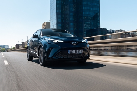 Toyota C-HR z napędem hybrydowym 2.0 w cenie hybrydy 1.8. Dobrze wyposażony crossover z rabatem do 11,5 tys. zł