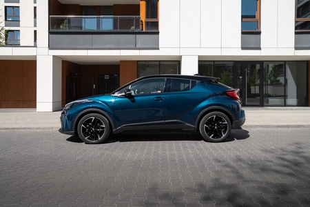 Toyota C-HR z napędem hybrydowym 2.0 w cenie hybrydy 1.8. Dobrze wyposażony crossover z rabatem do 11,5 tys. zł