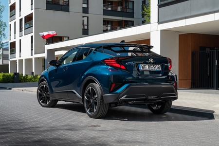 Toyota C-HR z napędem hybrydowym 2.0 w cenie hybrydy 1.8. Dobrze wyposażony crossover z rabatem do 11,5 tys. zł