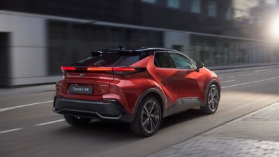 Toyoty C-HR z 2025 roku produkcji w nowej ofercie. Oszczędna hybryda i bogato wyposażone wersje