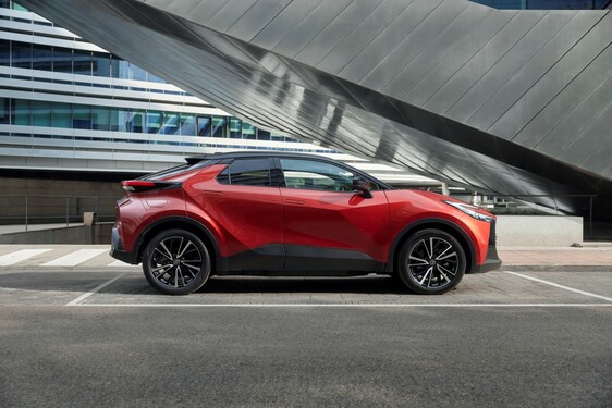 Toyota C-HR z rocznika 2025 w ofercie specjalnej. Rabat nawet do 18,1 tys. zł