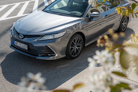 Toyota Camry wraca do salonów. Specjalna oferta dla wersji Prestige z szybkim odbiorem. Atrakcyjne raty w programie KINTO ONE już od 1634 zł netto miesięcznie