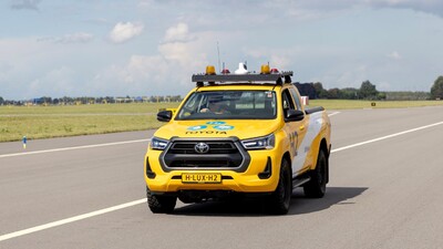 Wodorowy Hilux w służbie portu lotniczego Amsterdam Schiphol. Prototypowy pick-up Toyoty wspiera pracowników obsługi naziemnej