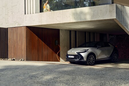 Z Toyota HomeCharge naładujesz auto elektryczne lub hybrydę plug-in w swoim domu lub firmie