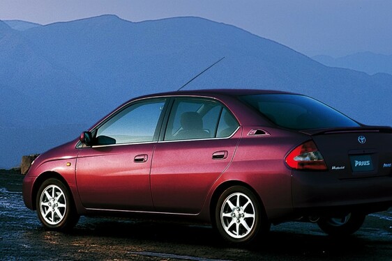 60 év elektrifikációs fejlesztéseit ünnepli a Toyota a Toyota a párizsi Rétromobile kiállításon