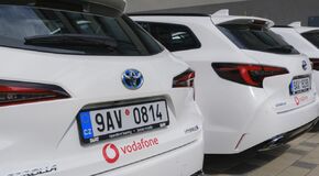  Toyota dodala Vodafonu hybridní flotilu 144 vozů